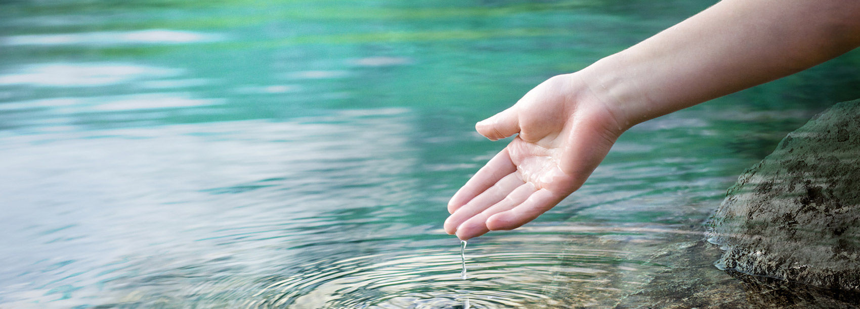 Wasser mit einer Hand